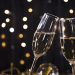 Pezsgő bekészítés, pezsgővel való koccintás