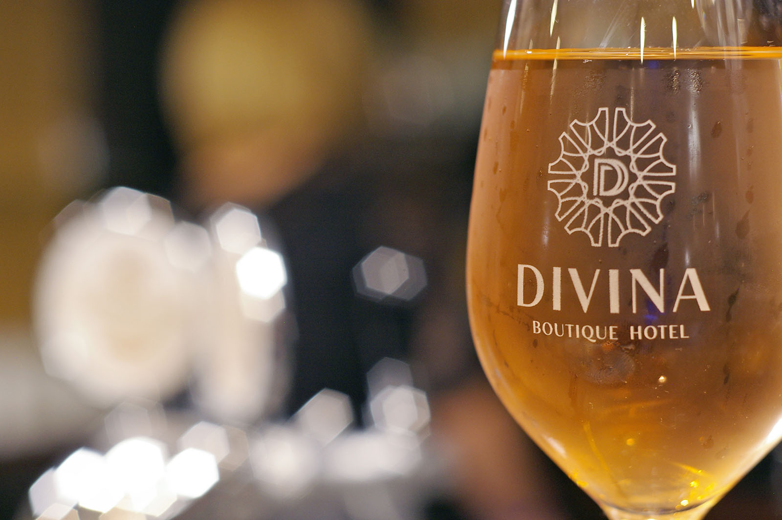 Divina Hotel megnyitó - gravírozott pohár, fröccsel