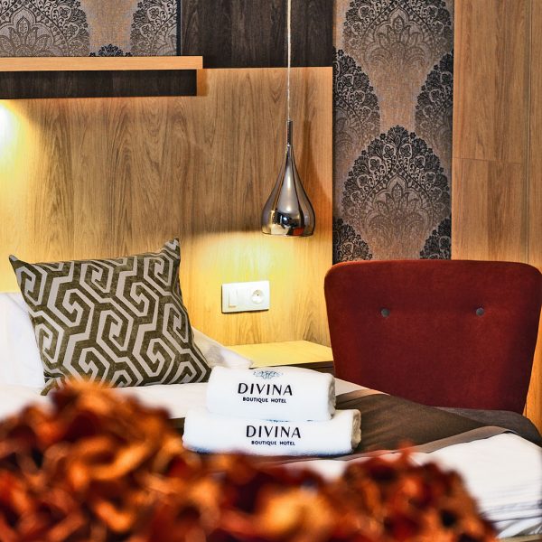 Divina Boutique Hotel Harkány - szoba részlet piros asztaldísszel