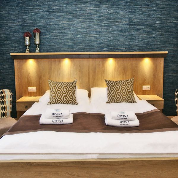 Divina Boutique Hotel Harkány - ágy díszpárnákkal