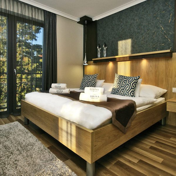 Divina Boutique Hotel Harkány - szoba részlet franciaággyal és hímzett törölközőkkel,szép kilátás az udvarra