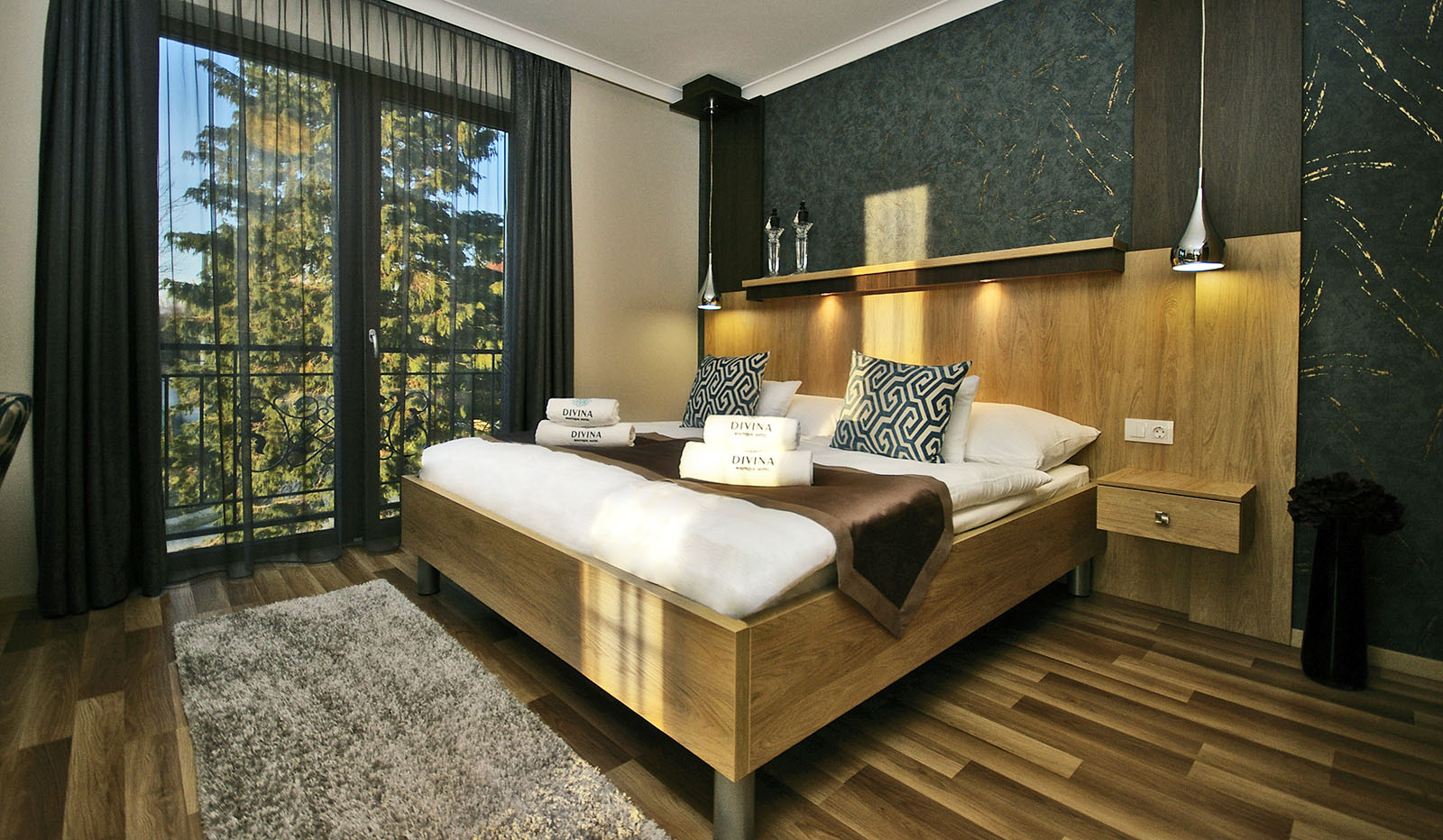 Divina Boutique Hotel Harkány - szoba részlet franciaággyal és hímzett törölközőkkel,szép kilátás az udvarra