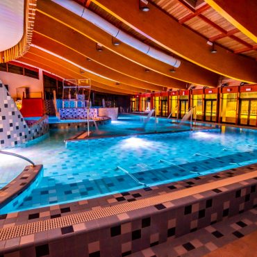 Harka Vízivilág - medence éjjel