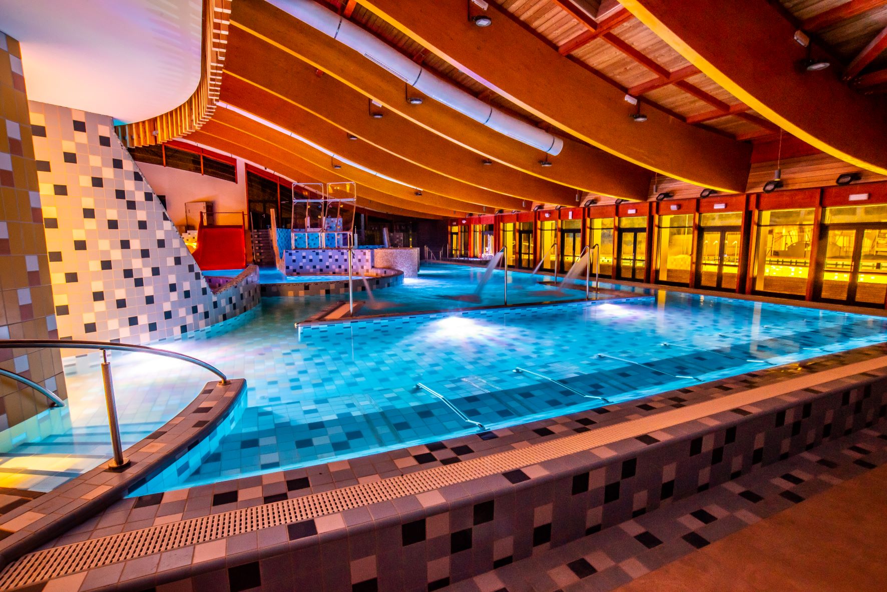 Harka Vízivilág - medence éjjel