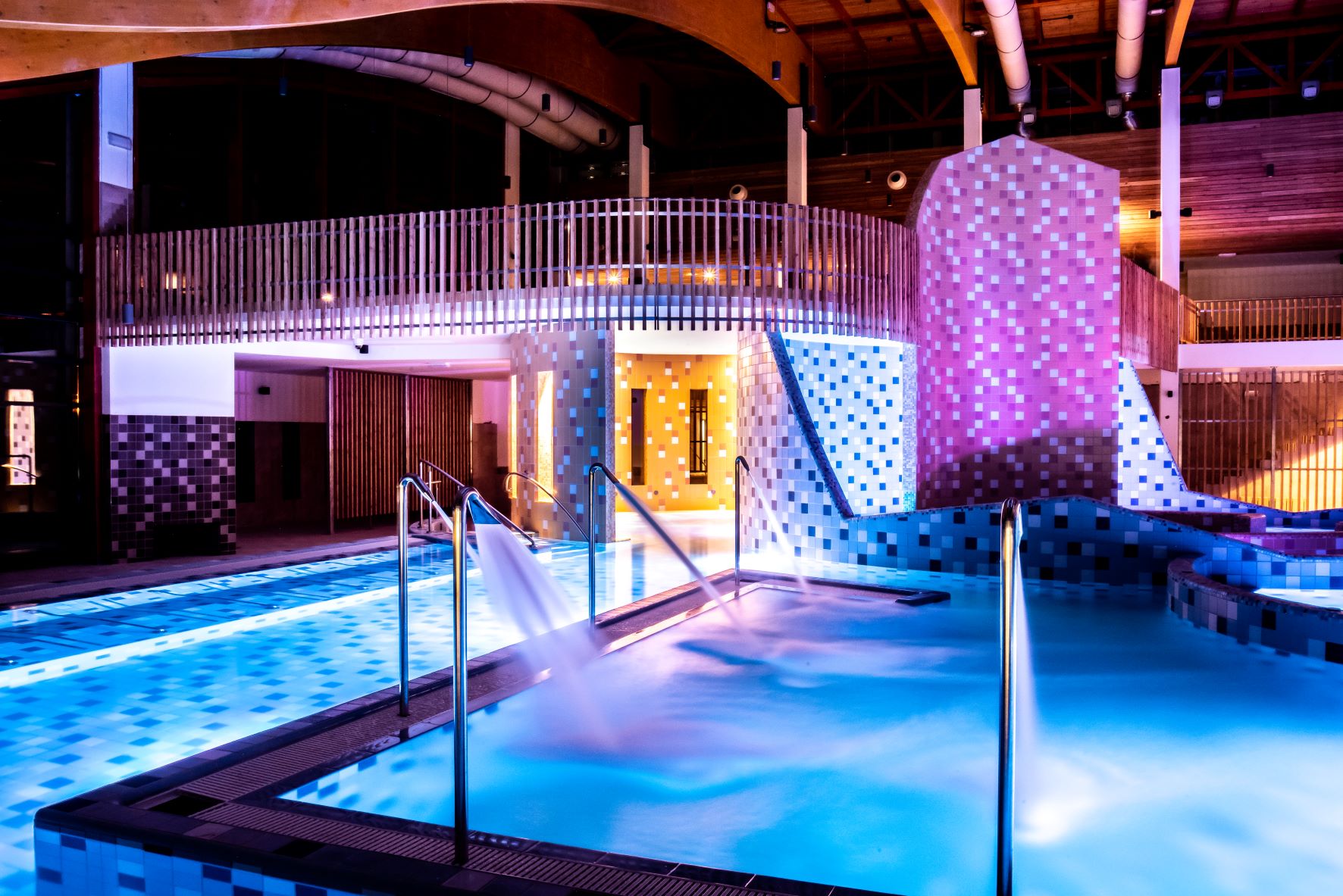 Harka Vízivilág - medence éjjel