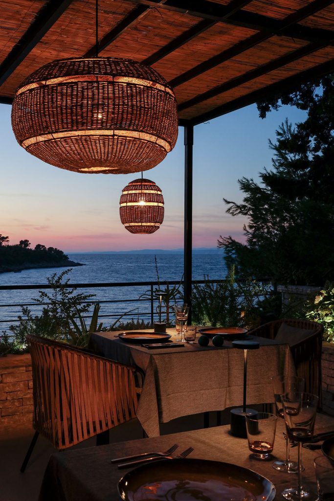 Littlegreenbay Hotel étterme esti fényben, Hvar-sziget