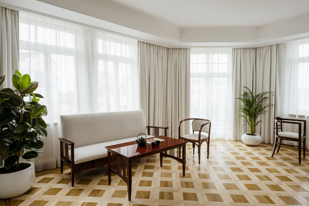 Nobu Art Deco lakosztályának nappalija (forrás: Nobu Hotel weboldal)