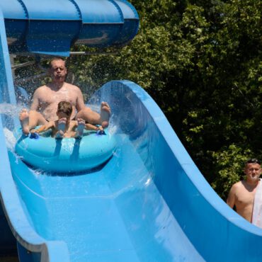 Harkányi strand, matracos csúszás két fővel