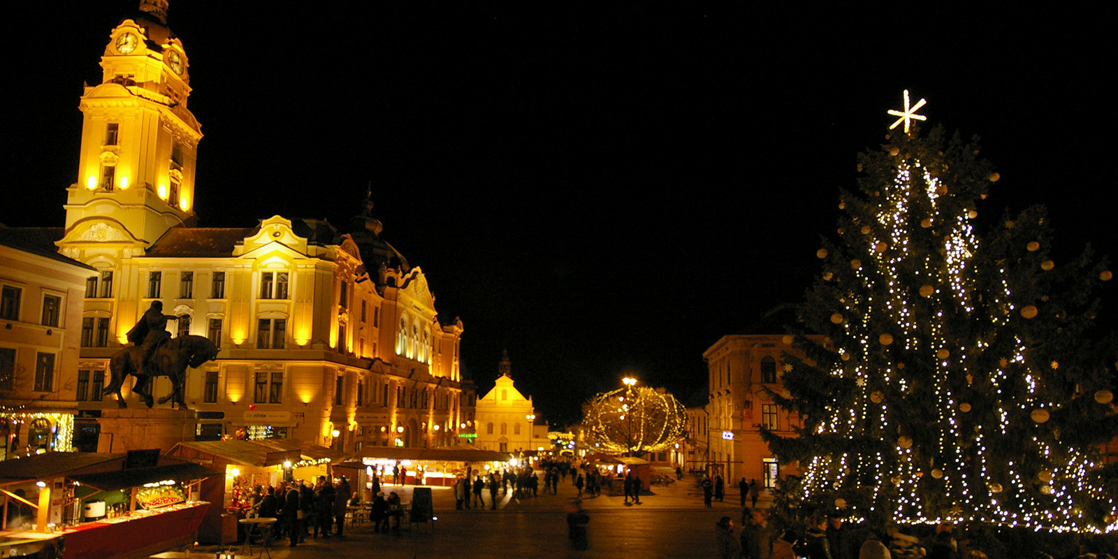 Adventi nyüzsgés Pécs főterén, a Széchenyi téren