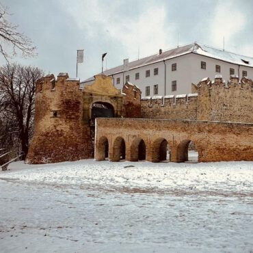 A hóba borul Siklósi Vár 2024 januárjában
