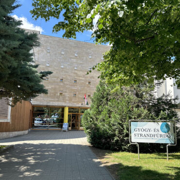 Harkányi strand, gyógyfürdő bejárata, 2024