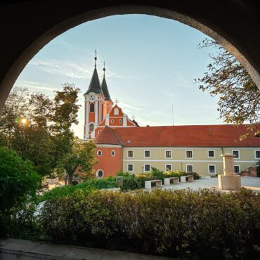 Ősz Máriagyűdön, szép táj, Kegytemplom, 2024