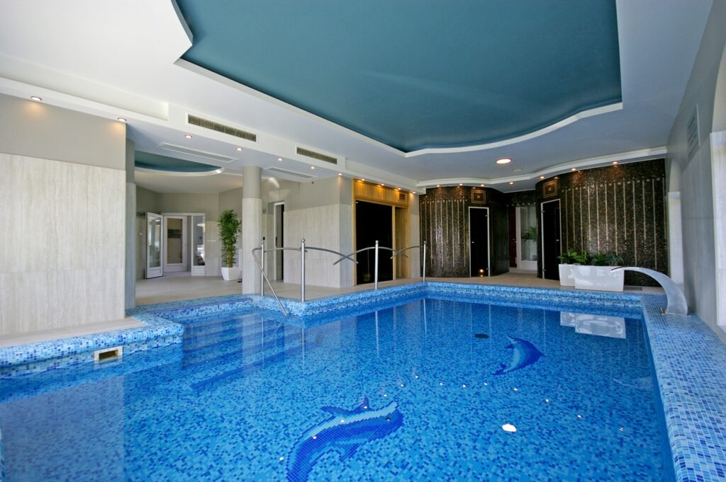 Xavin Hotel, wellness nagymedence nyakmasszázzsal, masszázs fúvókákkal, ellenáramoltatóval