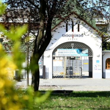 Harkány, Zsigmondy sétány, a Gyógyfürdő bejárata